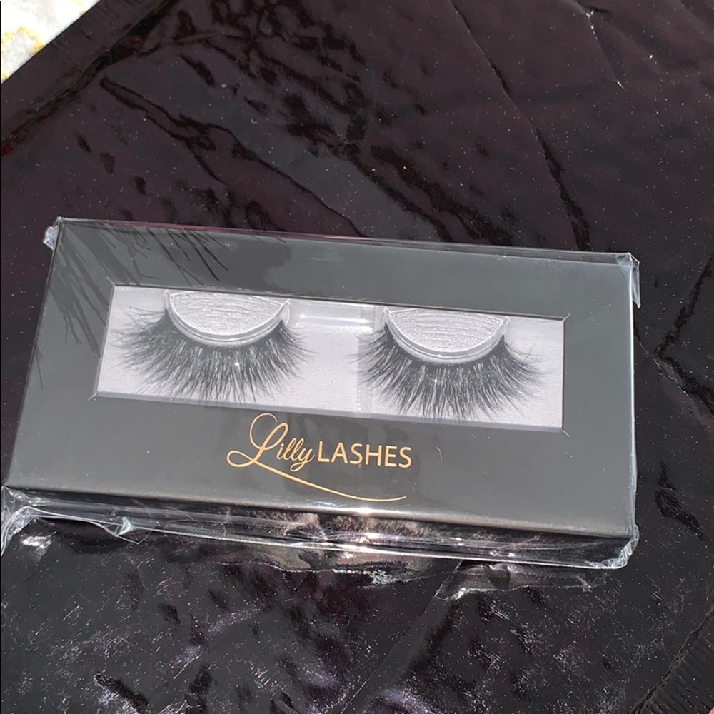 NWT Lilly Lashes